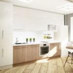 Дизайн кухни 11 кв.м в светлых тонах, бело-бежевый кухонный гарнитур, белый холодильник, микроволновка, плитка керамическая