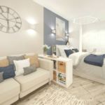 Визуализация гостиной-спальни в белых тонах с синими оттенками 15 кв.м, бежевый диван, белая кровать, тумба, часы