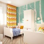 Дизайн интерьера детской комнаты в теплых тонах 8 кв.м, белый шкаф, белая кровать, детский стул фотообои, цветные портьеры