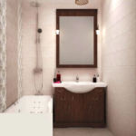Дизайн ванной комнаты 3 кв.м в теплых тонах, ванна, зеркало в темной раме, тумба, люстра, декор